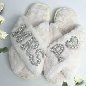 Personalized Wedding Slippers, Mrs Pearls Fluffy Slippers, Bridal Pearls slippers, Bride Gift, Bridesmaid, Bridal Shower, Women Holiday Gift