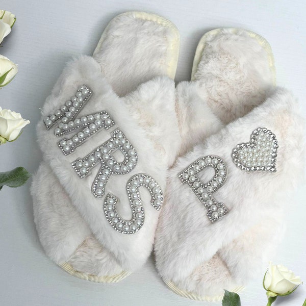 Personalized Slippers for Wedding Day! Mrs Pearls Fluffy Slippers, Bridal Fluffy Pearls slippers, Bride Gift, Bridal Shower Gift, Bridesmaid