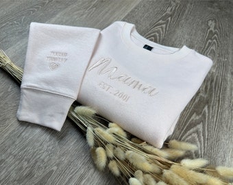 Sweat-shirt maman brodé personnalisé avec noms d'enfants sur la manche, design au centre de la poitrine, cadeau personnalisé pour la fête des mères, cadeau minimaliste pour maman