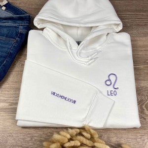 Niestandardowa haftowana bluza z kapturem z motywem urodzinowym z cyframi rzymskimi na rękawie, spersonalizowany prezent urodzinowy, niestandardowy prezent z motywem znaku astrologicznego, prezent z horoskopem