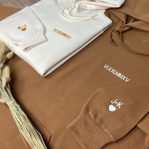 Sweat à capuche personnalisé avec chiffres romains brodés Cadeau pour couple personnalisé Cadeau d'anniversaire de mariage en coton Cadeau de mariage Sweat à capuche personnalisé avec date et initiales image 4