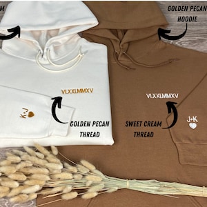 Sweat à capuche personnalisé avec chiffres romains brodés Cadeau pour couple personnalisé Cadeau d'anniversaire de mariage en coton Cadeau de mariage Sweat à capuche personnalisé avec date et initiales image 5