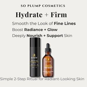 Puede incluir: Dos botellas de s&eacute;rum cosm&eacute;tico. Una es negra con bomba, la otra es de vidrio &aacute;mbar con cuentagotas. El texto en las botellas dice "SO PLUMP COSMETICS", "Hydrate + Firm" y "Simple 2-Step Ritual for Radiant-Looking Skin".
