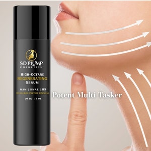 Puede incluir: Un frasco negro de suero regenerador de alto octanaje So Plump Cosmetics con el texto "MSM | DMAE | B5 Hyaluron Peptide Cocktail 30 ML | 1 OZ" en la etiqueta. El frasco se muestra frente al cuello de una persona con l&iacute;neas blancas que indican un efecto lifting. El texto "Potent Multi-Tasker" tambi&eacute;n es visible.