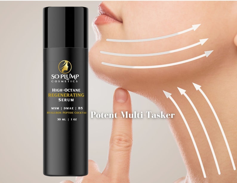 Puede incluir: Un frasco negro de suero regenerador de alto octanaje So Plump Cosmetics con el texto "MSM | DMAE | B5 Hyaluron Peptide Cocktail 30 ML | 1 OZ" en la etiqueta. El frasco se muestra frente al cuello de una persona con l&iacute;neas blancas que indican un efecto lifting. El texto "Potent Multi-Tasker" tambi&eacute;n es visible.