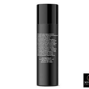Puede incluir: Una botella negra con una etiqueta blanca que enumera los ingredientes y las instrucciones. La etiqueta tambi&eacute;n incluye el nombre de la empresa "So Plump Cosmetics, LLC" y la direcci&oacute;n de la empresa. La botella est&aacute; sobre un fondo blanco.