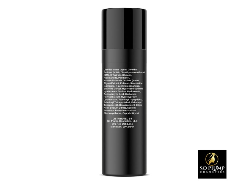 Puede incluir: Una botella negra con una etiqueta blanca que enumera los ingredientes y las instrucciones. La etiqueta tambi&eacute;n incluye el nombre de la empresa "So Plump Cosmetics, LLC" y la direcci&oacute;n de la empresa. La botella est&aacute; sobre un fondo blanco.