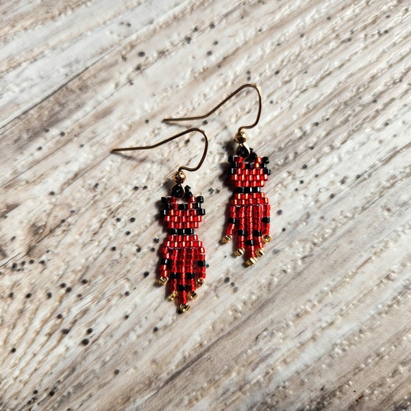 Petites boucles d'oreilles en perles Mini MMIWG Red Dress