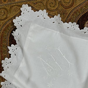 Puede incluir: Pañuelo de lino blanco con borde festoneado e iniciales bordadas "A.M."