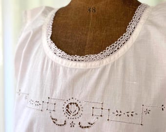 Antikes Italienisches Nachthemd | Etwa 1920er-1930er Jahre |  aus weißer Baumwolle | Handstickerei | Antike & Vintage Mode