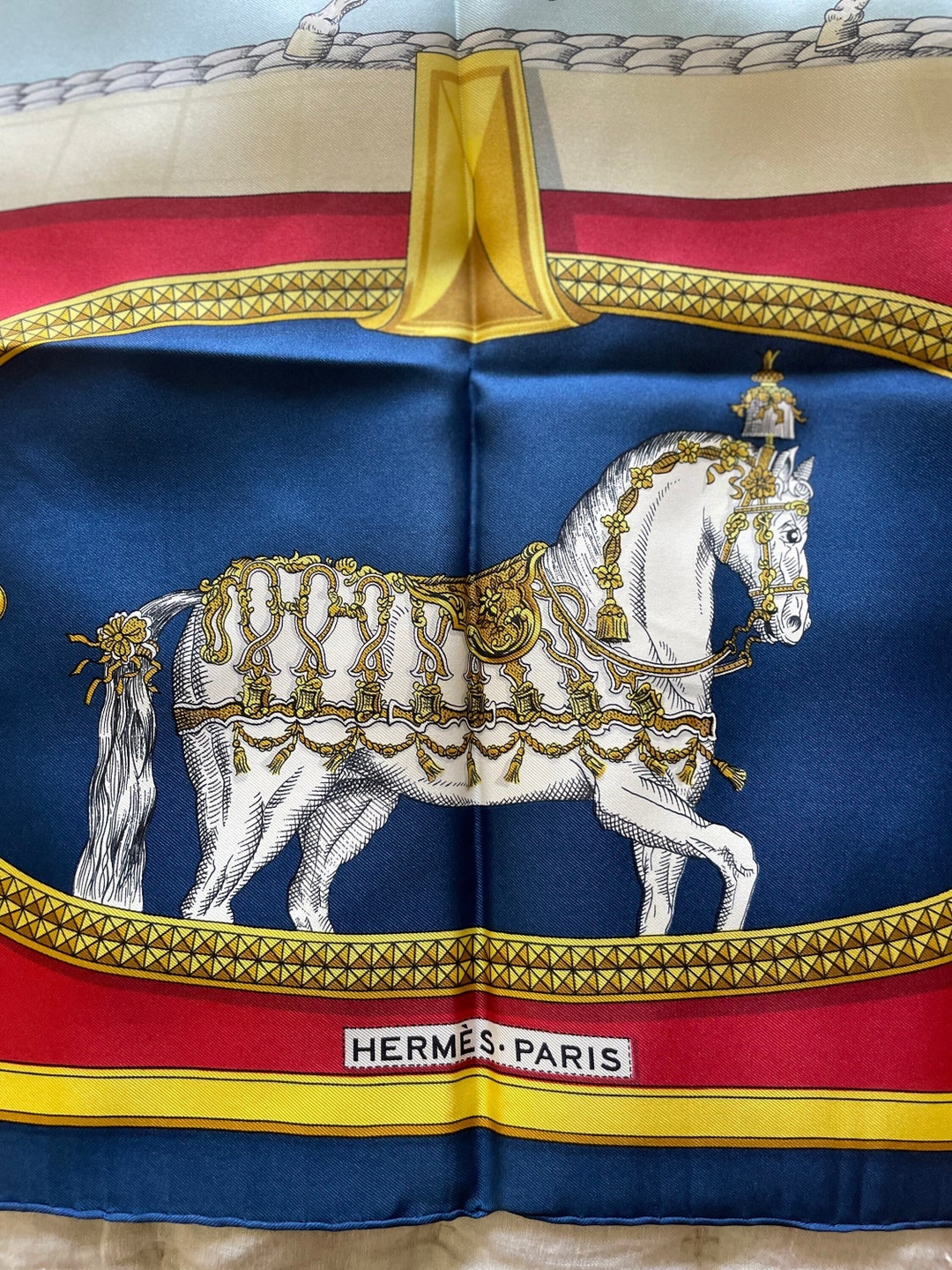 Foulard HERMÈS Grand Apparat En Soie – Modèle Jacques Eudel, Couleur Noir – Occasion