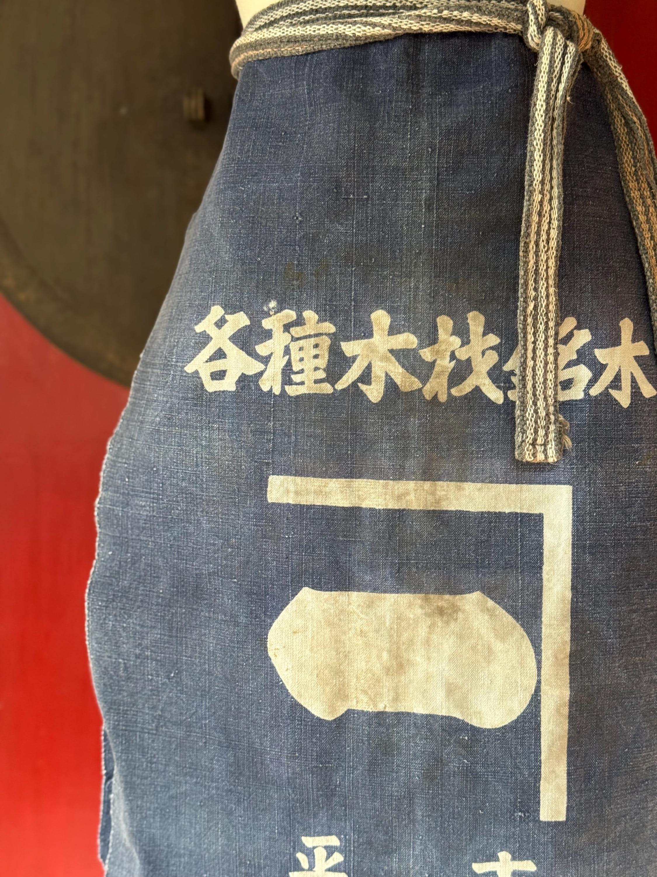 1950 年代の日本製前掛けデニムエプロン | 藍染めの侘び寂びスタイル