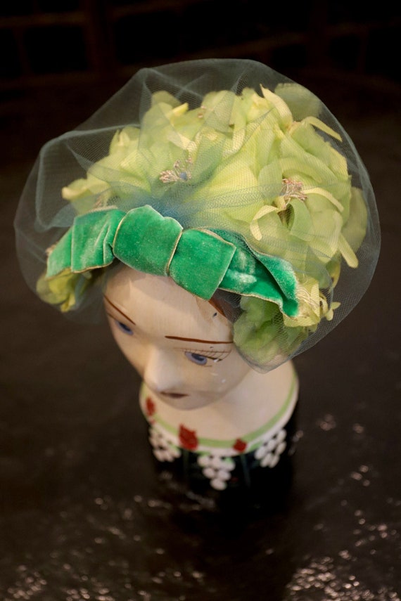 ORIGINAL 1940s-1950s Green Fascinator with Net - M