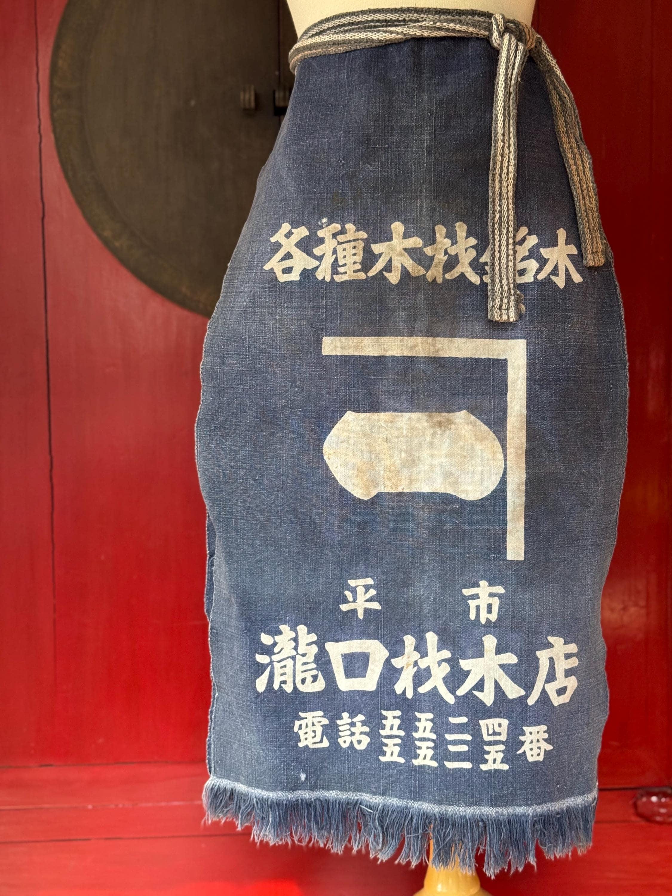 1950 年代の日本製前掛けデニムエプロン | 藍染めの侘び寂びスタイル