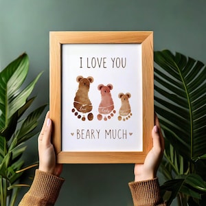 Kocham Cię Beary Much Footprint Keepsake | Cyfrowe pobieranie 3 sztuki rodzeństwa dla dzieci | DIY Bear-Themed Printable Gift | Prezent dla mamy, taty i dziadka