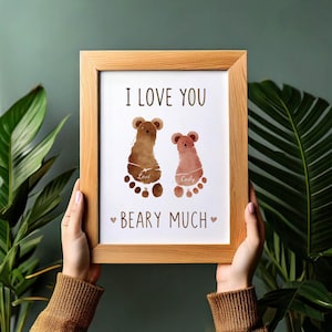 Kocham Cię Beary Much Footprint Pamiątka | Cyfrowe pobieranie dla dzieci Sztuka rodzeństwa | DIY Prezent do wydrukowania w stylu niedźwiedzia | Prezent dla mamy, taty i dziadka
