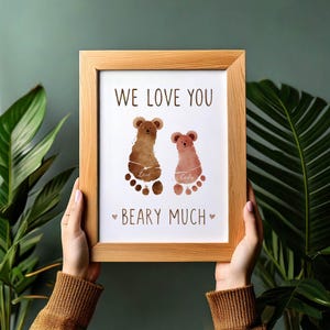 We houden van je Beary Much Footprint Keepsake, digitale download voor kinderen, kunst voor broers en zussen | Afdrukbaar cadeau voor doe-het-zelvers | Cadeau moeder vader grootouder