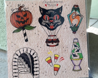 Puede incluir: Una hoja de tatuajes temporales con diseños de Halloween. Incluye una calabaza, un gato negro en un globo aerostático, una botella de poción, una lámpara de lava, una puerta y caramelos de maíz. El texto "Cherubcharms Tattoo" está en la parte superior.
