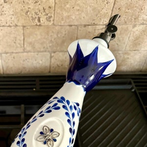 Botella de tequila artesanal y dispensador de aceite de oliva: Decoración reciclada de Clase Azul. Regalo de Navidad.