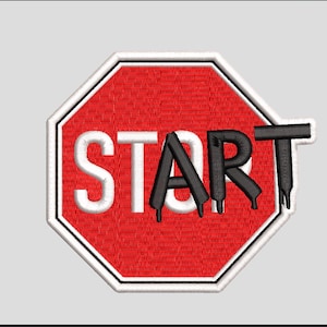 以下が含まれることがあります： 赤い停止標識に「START」の文字が白で刺繍されたパッチ。 「ART」の文字は黒で、滴り落ちているように見える。 パッチには白い縁取りがある。