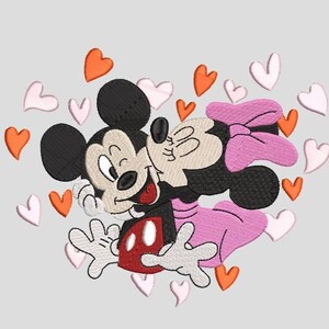 Puede incluir: Diseño bordado de Mickey y Minnie Mouse abrazándose, rodeados de corazones naranjas y rosas. Mickey lleva pantalones cortos rojos, mientras que Minnie tiene un vestido y un lazo rosas. Fondo gris claro.