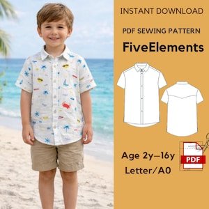 Könnte beinhalten: Ein Junge trägt ein weißes Hemd mit tropischem Muster und khakifarbene Shorts. Das Hemd zeigt Palmen, Sonnenbrillen und ein Segelboot. Das Bild enthält auch ein PDF-Schnittmuster für Kinder im Alter von 2 bis 16 Jahren.