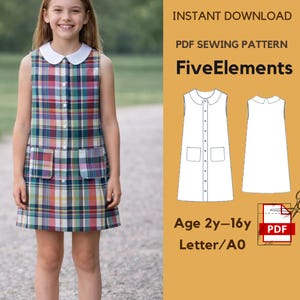Könnte beinhalten: Ein junger Mensch trägt ein ärmelloses Kleid mit Karomuster, weißem Kragen und zwei Vordertaschen. Das Kleid ist vorne geknöpft. Das Bild zeigt auch ein PDF-Schnittmuster mit dem Text "FiveElements" und "Age 2y-16y".