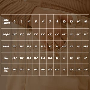 Op de afbeelding: Een beige kledingmaattabel met afmetingen in inches. De tabel bevat maten 2 t/m 16, met bijbehorende afmetingen voor hoogte, borst, heupen en nekomtrek. De achtergrond is een neutraal beige.
