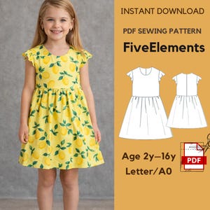 Peut inclure: Une jeune fille porte une robe jaune à imprimé citron. La robe a des manches à volants et une jupe évasée. L'image montre également un patron de couture PDF avec le texte "FiveElements" et "Age 2y-16y."