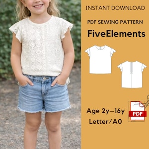 Könnte beinhalten: Ein junges Mädchen trägt ein cremefarbenes Oberteil mit Lochmuster, Rüschenärmeln und Jeansshorts. Das Bild enthält ein PDF-Schnittmuster mit dem Text "FiveElements" und "Age 2y-16y".
