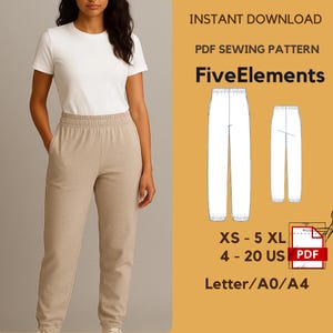 Può includere: Una donna indossa una maglietta bianca e pantaloni della tuta beige. L'immagine include un modello di cucito PDF con il testo "FiveElements", taglie "XS - 5 XL" e "4 - 20 US". Il modello è per pantaloni della tuta.
