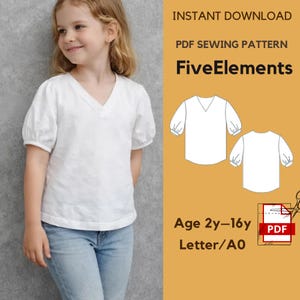Puede incluir: Una persona joven con una camiseta blanca con cuello en V y mangas abullonadas cortas y vaqueros azules. La imagen incluye un patrón de costura PDF con el texto "FiveElements" y el rango de edad "2y-16y."