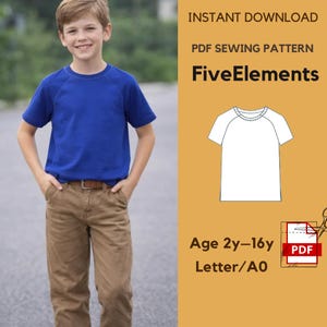 Op de afbeelding: Een persoon draagt een blauw T-shirt met korte mouwen en een kaki broek. De afbeelding bevat een PDF-naaipatroon met de tekst "FiveElements" en "Age 2y-16y". De woorden "DIRECT DOWNLOADEN" en "PDF NAAIPATROON" zijn ook zichtbaar.