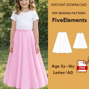 Peut inclure: Une jeune fille porte un t-shirt blanc et une longue jupe rose clair. L'image comprend un patron de couture PDF avec le texte "FiveElements" et "Age 2y-16y". Le patron est pour une jupe.
