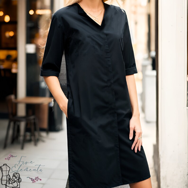 K&ouml;nnte beinhalten: Ein schwarzes, lang&auml;rmliges Hemdbkleid mit V-Ausschnitt und Knopfleiste. Das Kleid hat zwei Taschen auf der Vorderseite.