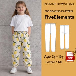 Peut inclure: Une jeune personne porte un t-shirt blanc et un pantalon à motifs de citrons. L'image comprend également un patron de couture PDF pour pantalon, avec le texte "FiveElements" et "Age 2y-16y".