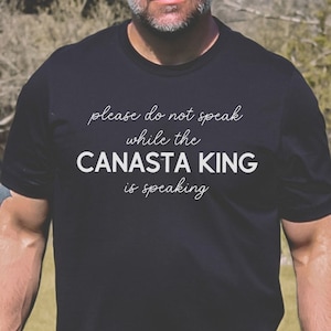 Por favor, no hables mientras el Rey Canasta está hablando camiseta, camiseta de jugador de cartas, camiseta de noche de juego, regalo de abuelo, suéter de papá, camiseta rummy