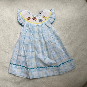 Handgesticktes Tierkleid