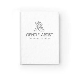 Puede incluir: Un diario de tapa dura blanco con el texto "GENTLE ARTIST" y un dibujo lineal de una escena de artes marciales. Las palabras "EVERYDAY PORRADA" están impresas debajo. El diario tiene un diseño minimalista.