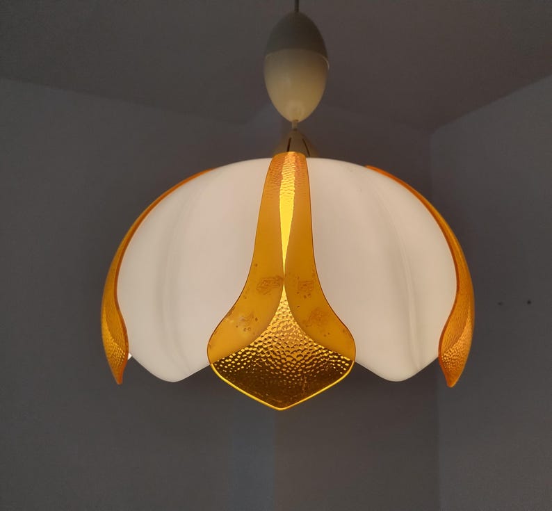 Peut inclure: Un luminaire suspendu vintage avec un abat-jour blanc en forme de tulipe et des accents dor&eacute;s. Le luminaire est suspendu &agrave; un support de plafond blanc. Les accents dor&eacute;s ont un aspect textur&eacute; et martel&eacute;.