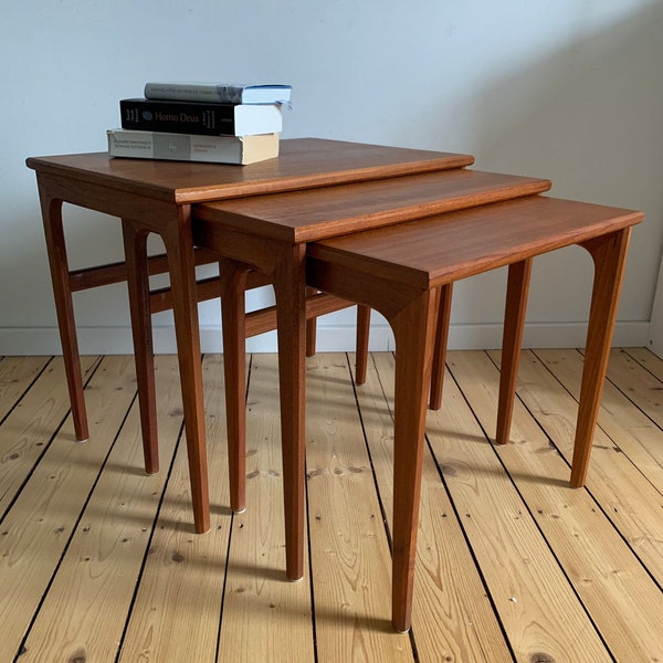 Tables gigognes en teck/ Tables latérales danoises en bois de teck vintage/ Ensemble de 3 tables latérales/ Tables latérales modernes du milieu du siècle/ Tables basses vintage/ années 60.