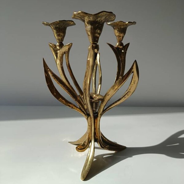 Portacandele in ottone vintage/ Portacandele a 3 braccia/ Candelabro floreale/ Portacandele tulipano brutalista/ Metà secolo/ Anni '60.