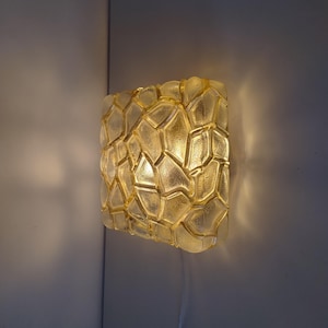 Lampada da parete o da soffitto in vetro a bolle di metà secolo, con montaggio a filo in vetro vintage, con montaggio a filo in vetro testurizzato color ambra vintage, di Limburg, anni &#39;60.