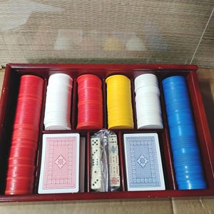 Juego de fichas de póquer vintage con bandeja de madera de cerezo, cartas, fichas y dados, tapa deslizante transparente.