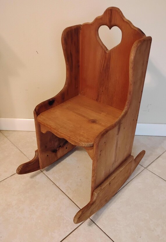 Sedia a dondolo vintage in legno, realizzata a mano, con cuore