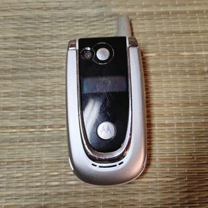 Motorola flip phone V600 silver battery & SIM card