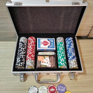 Texas holdem poker set with case with Las Vegas casino chips