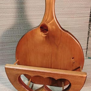 Portapiatti in legno vintage fatto a mano, da appendere o da appoggiare, con design a cuori ritagliati