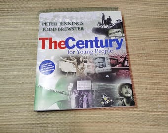Può includere: Copertina del libro "The Century for Young People" di Peter Jennings e Todd Brewster. La copertina presenta un collage di immagini storiche e il testo "Adattato dal bestseller nazionale n. 1". Il titolo è rosso e blu.