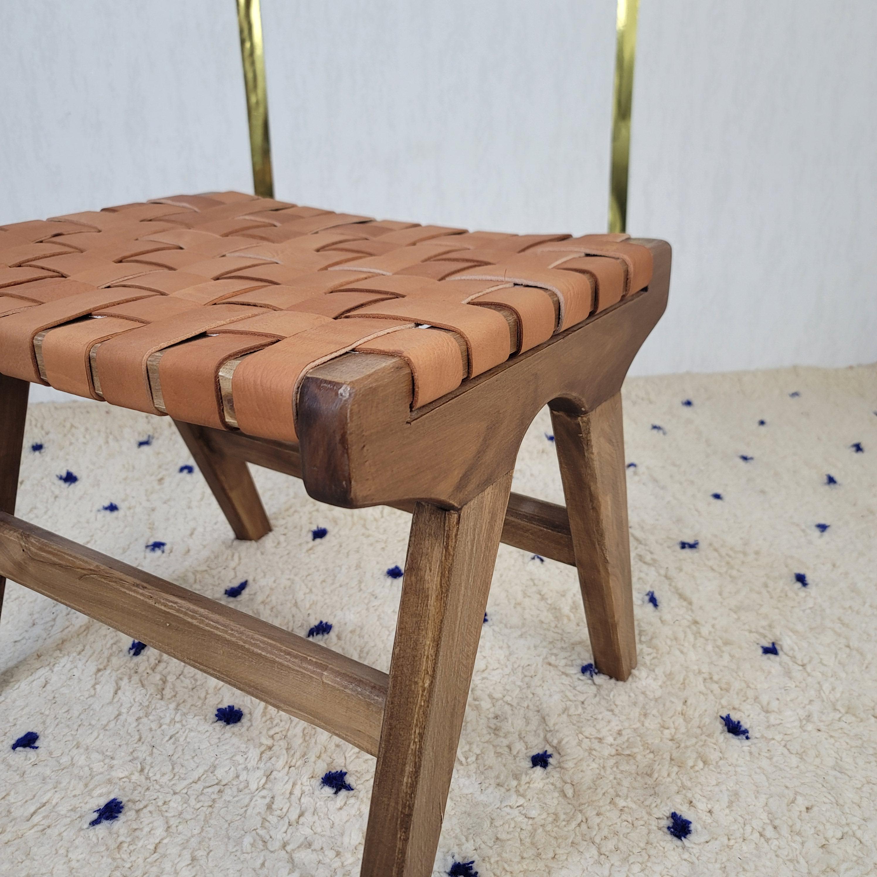 手作りのモロッコレザー製フットスツール：素朴な編み込みアクセント